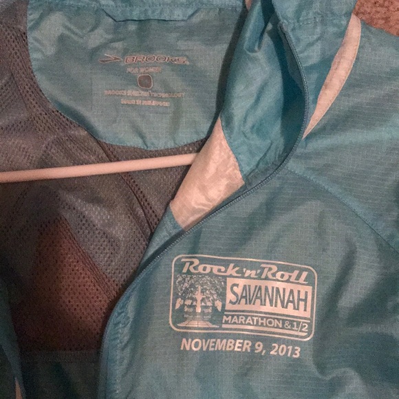Brooks lightweight running jacket - Picture 2 of 3